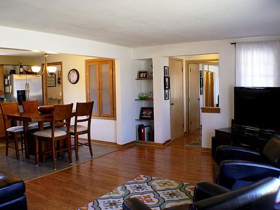 3rd image of 1014 Hawthorn Dr