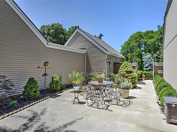 4th image of 10229 Lowell Ave