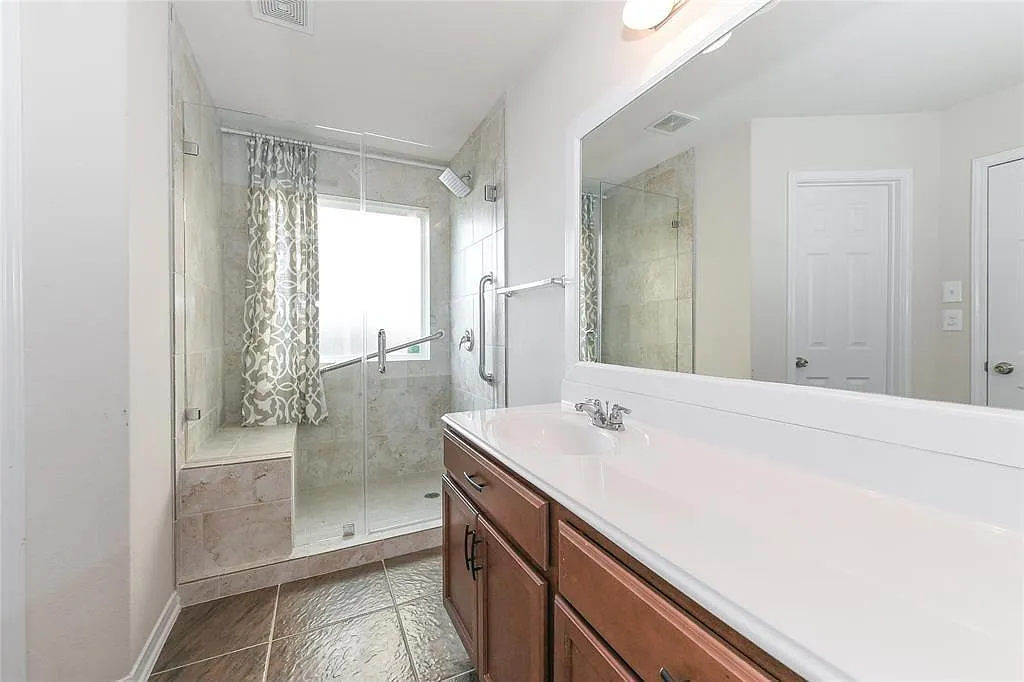 3 bed, 2.0 bath, 1563 sqft, $1,800 — Photo 3