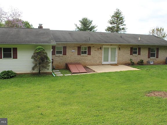 3rd image of 6 Barelyn Dr