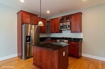 2nd image of 1330 W Argyle St #322