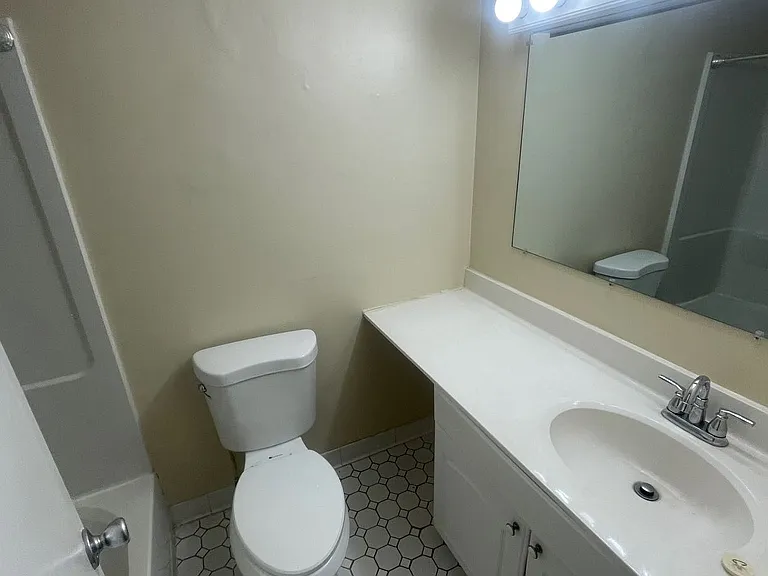 809 W Greenwood Ave #2E — Photo 2