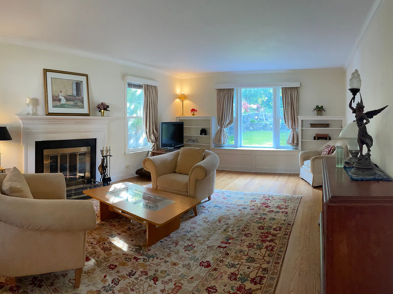 4 bed, 3.5 bath, 2299 sqft, $9,200 — Photo 2