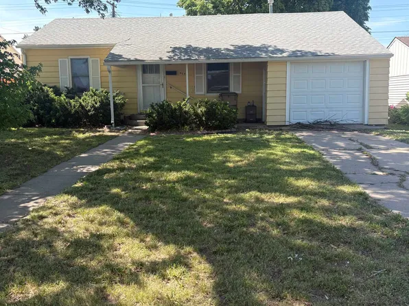 459 W 11th St, Hoisington, KS 67544