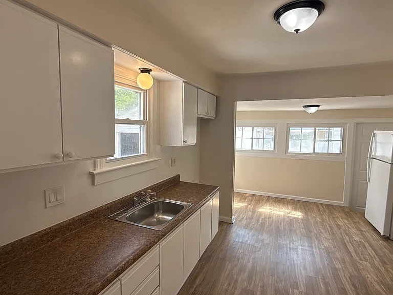 905 Vanderburgh Ave — Photo 2