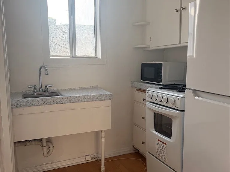 209 S Reeves Dr — Photo 10