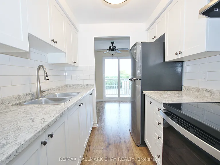 95 Holland St W #C3A — Photo 4