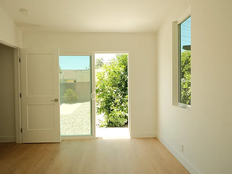 4313 1/2 Kenwood Ave — Photo 26