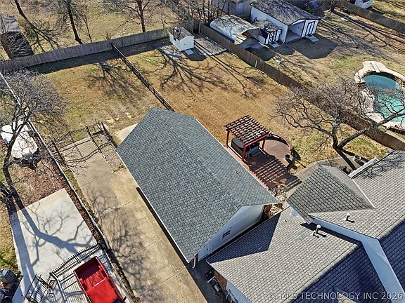 3rd image of 521 Pioneer Rd