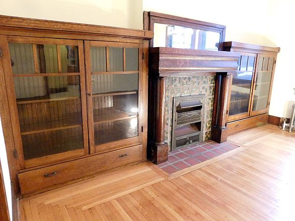 Gorgeous built-in cabinets..