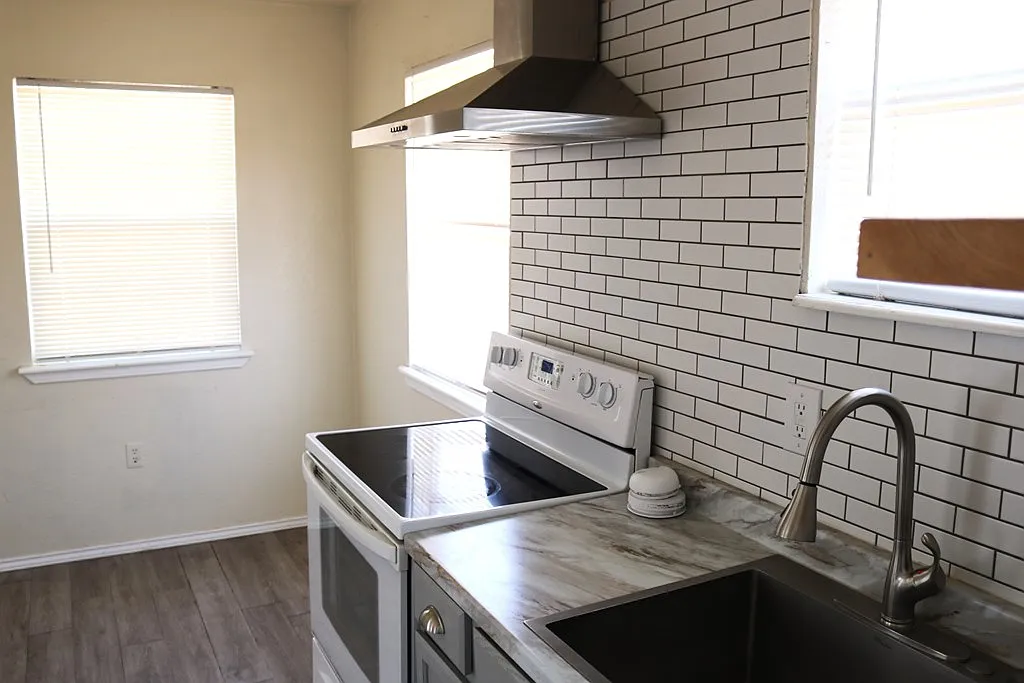 3 bed, 1.0 bath, 928 sqft, $1,300 — Photo 4