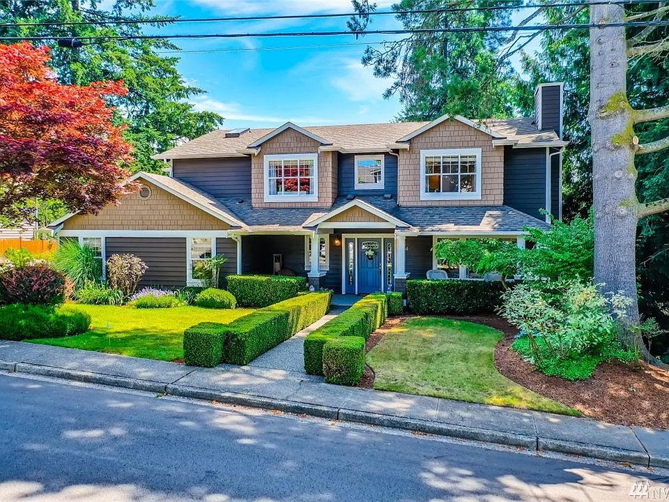 Gorgeous five bedroom home located East of market. 