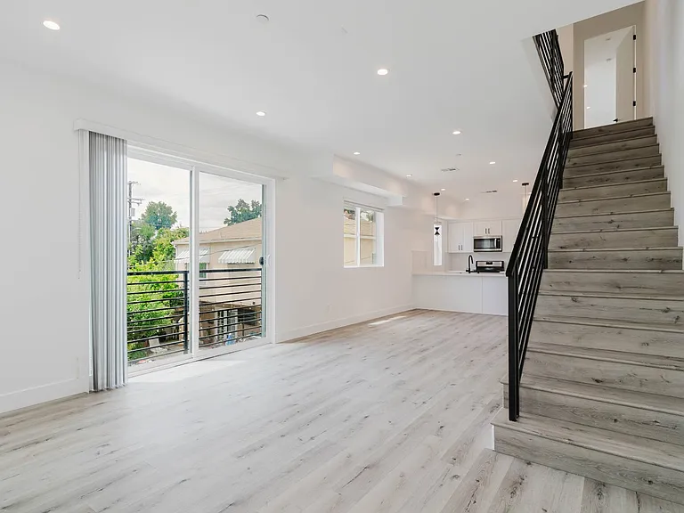 10853 Otsego St — Photo 14