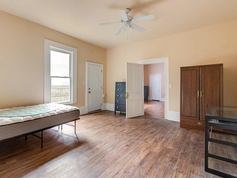 814 Clarendon St — Photo 11