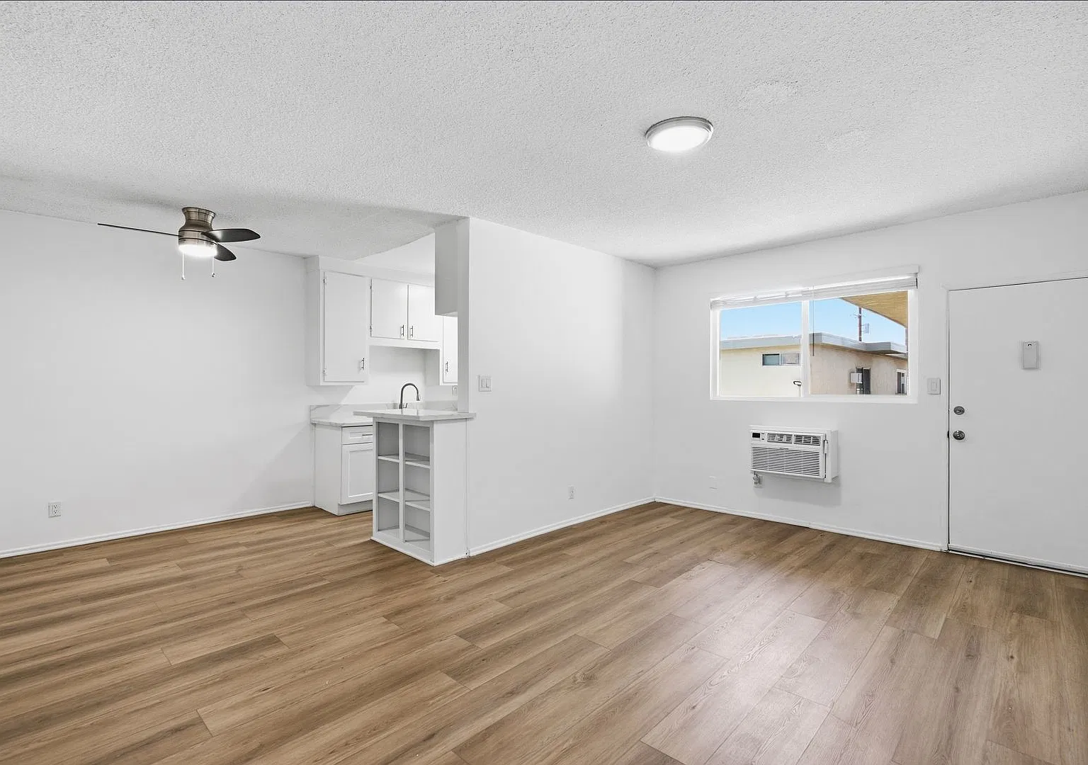 6632 Darby Ave — Photo 1