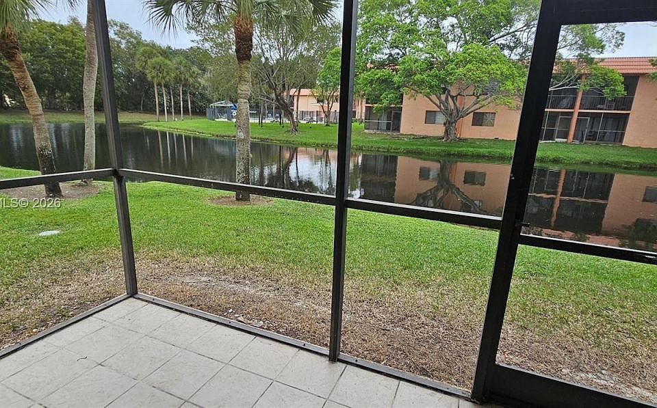 1st image of 305 Lakeview Dr APT 101