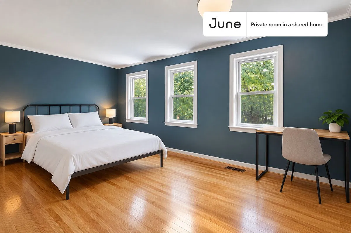 Queen bedroom in 7 bed/4 bath home in Southwest Waterfront #526 C — Photo 1
