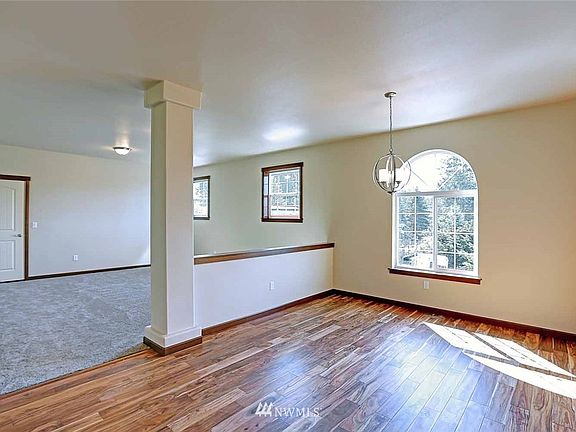 5th image of 363 E Selkirk Drive E