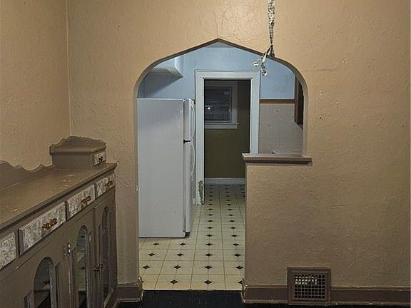 5th image of 1122 E 76th St