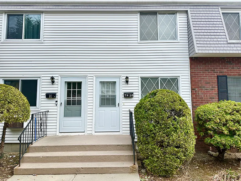 300 Smithfield Rd #Townhouse 10 — Photo 2