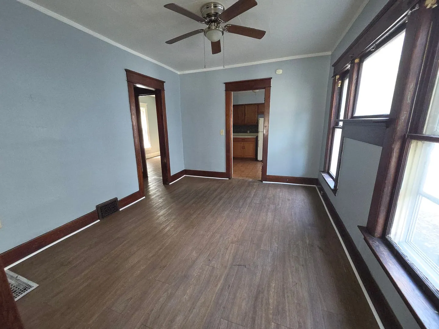 Lower 2 bedroom unit East Side — Photo 4