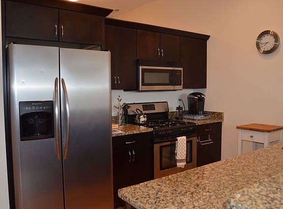 3rd image of 918 W Belmont Ave #207