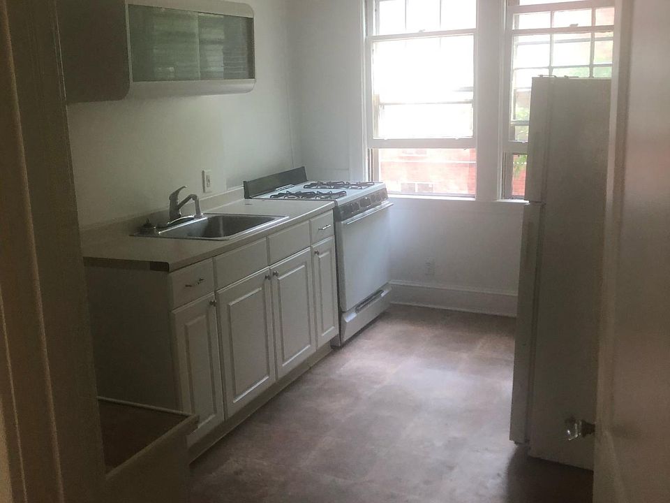 2nd image of 718 Farmington Ave APT B2