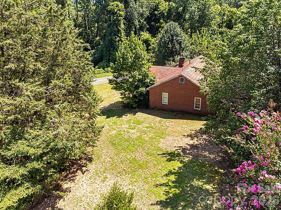 3rd image of 211 Luckadoo Rd