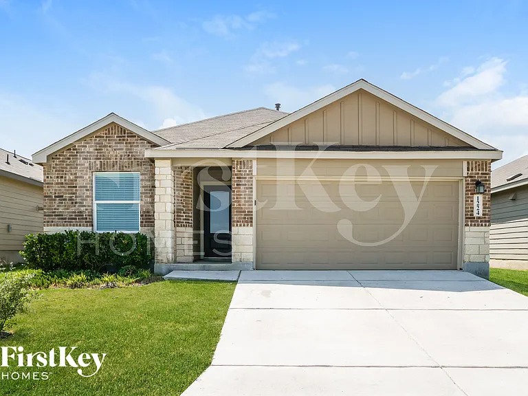 1224 Treehouse Ln — Photo 1