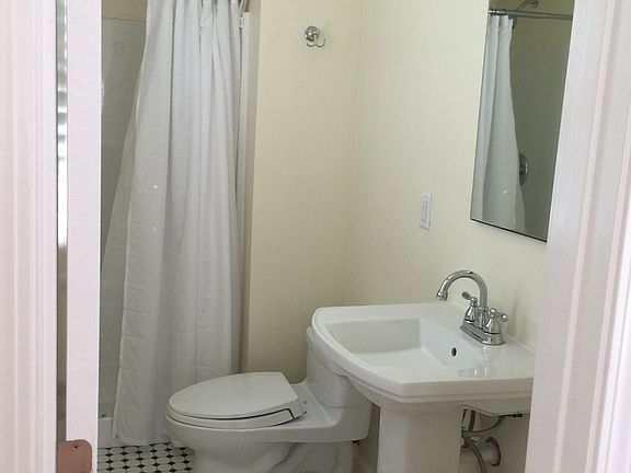 3rd image of 809 1/2 Larch St