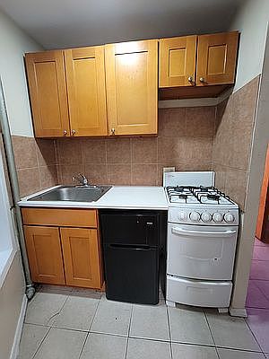 3rd image of 305 E 105th St #13