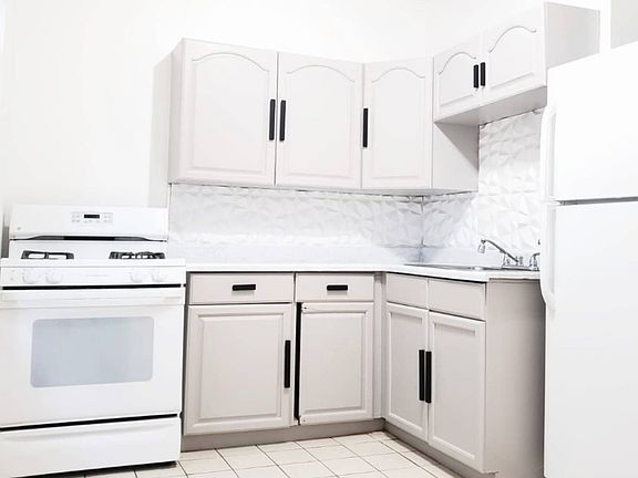 3rd image of 3871 W 42nd St