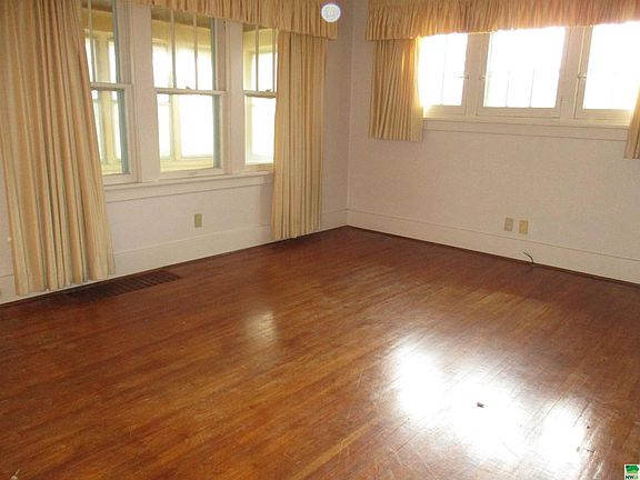 4th image of 411 S Cecelia St