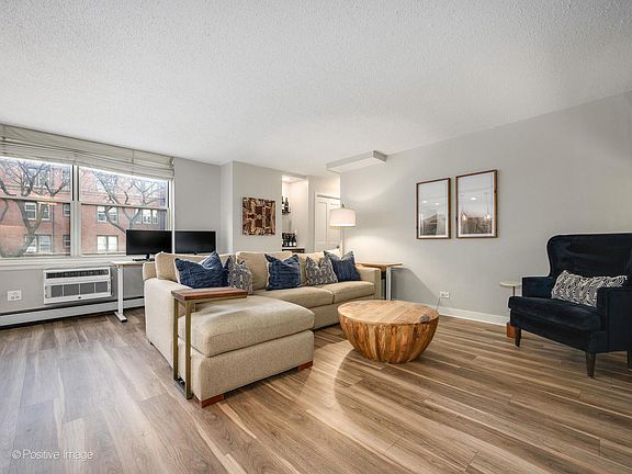 3rd image of 3033 N Sheridan Rd APT M1