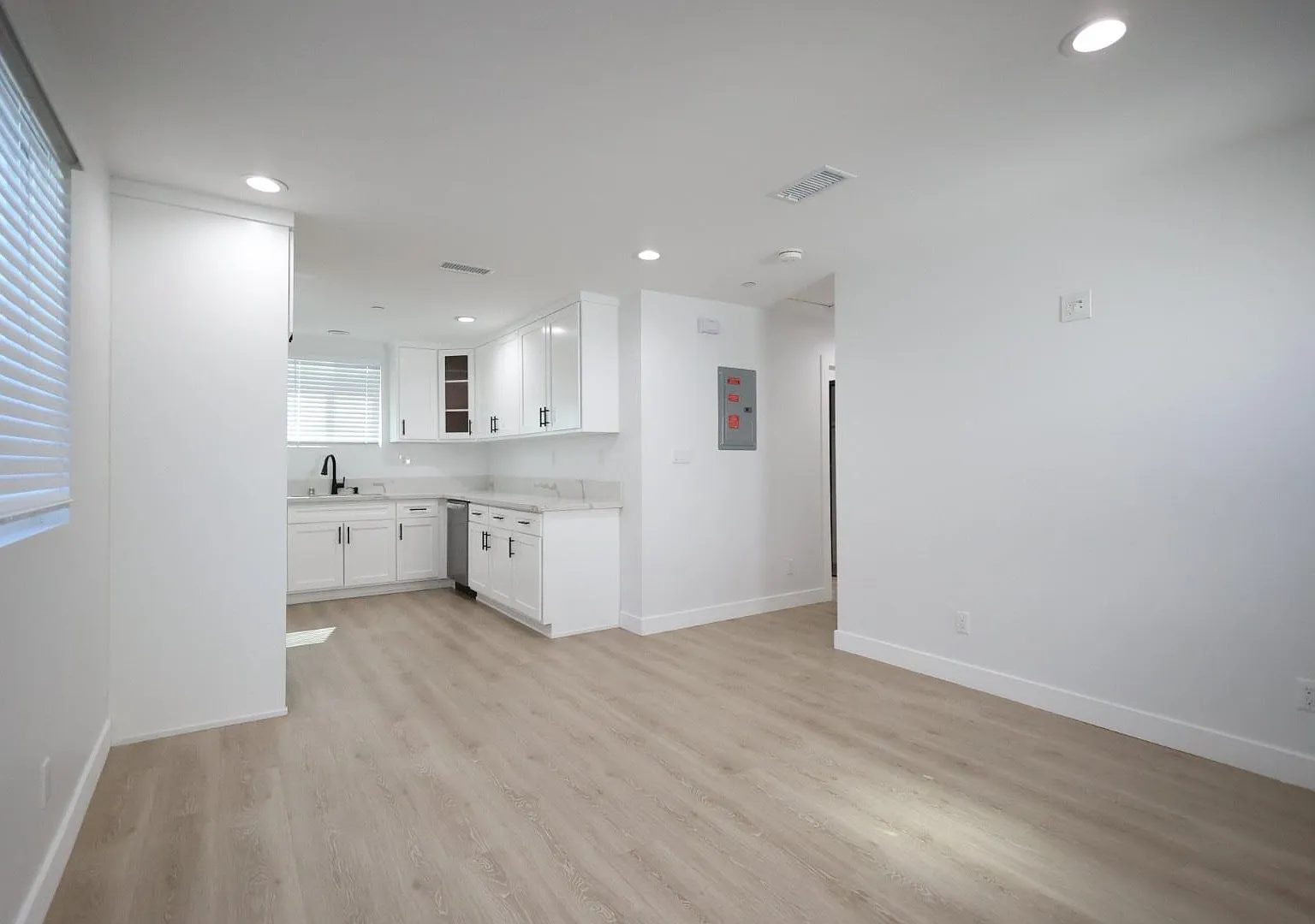 1308 E M St — Photo 3