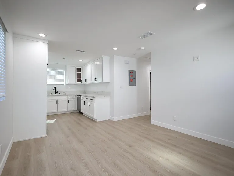 1308 E M St — Photo 3