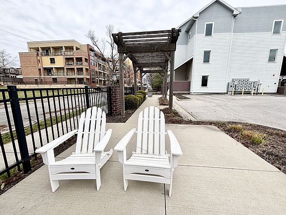 4th image of 4445 Washington St #206