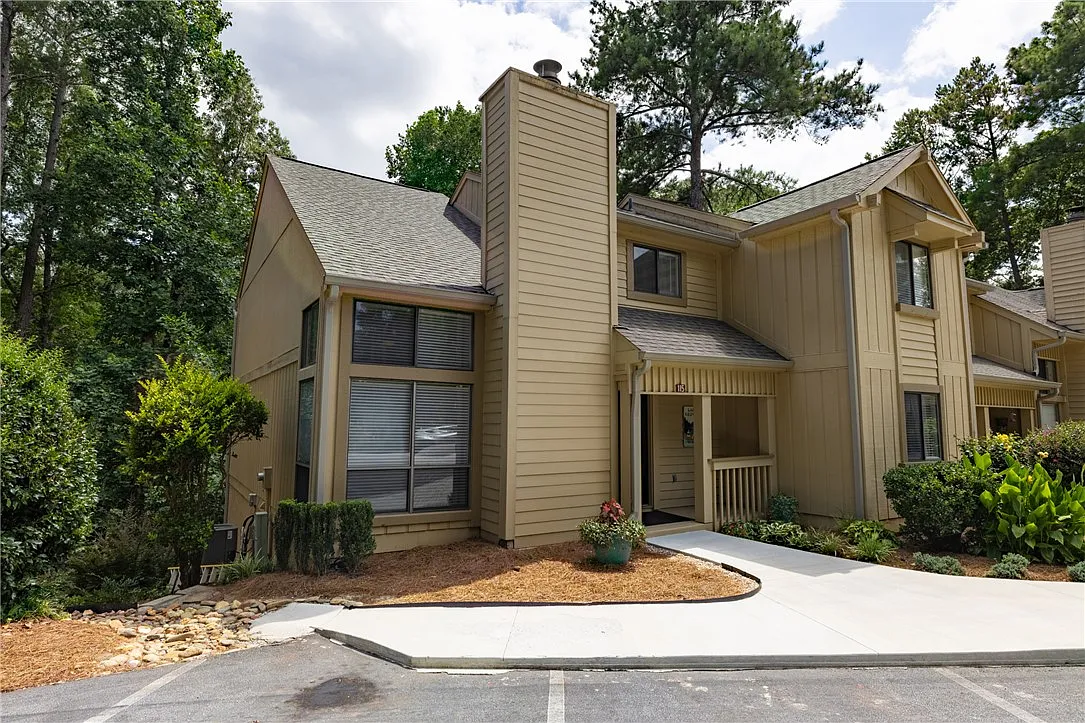 4 bed, 3.0 bath, 2300 sqft, $2,650 — Photo 2