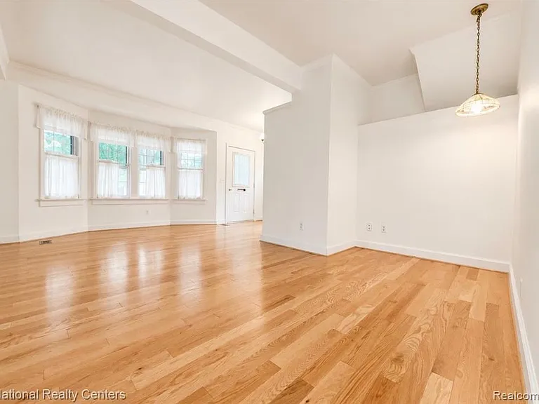 229 Linden St — Photo 8