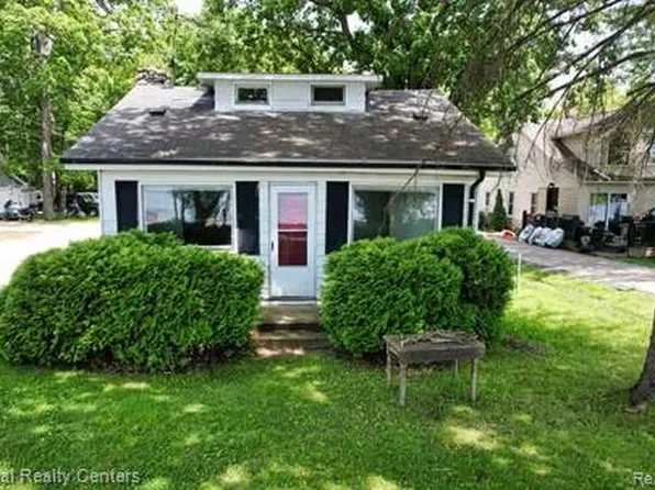 1494 Maxfield Rd, Hartland, MI 48353