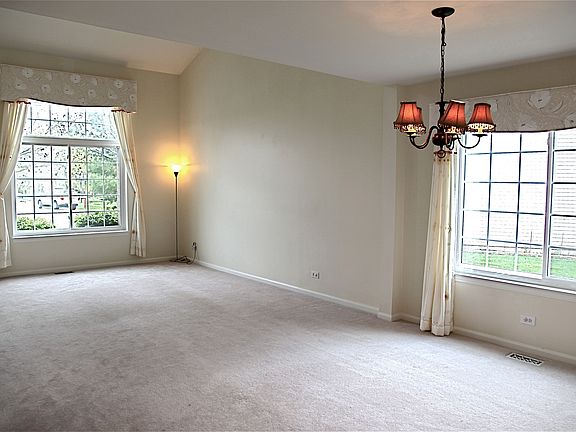 3rd image of 1568 Knoll Crest Dr