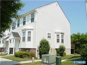 End unit is located on Cul-de-sac