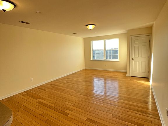 3rd image of 478 Essex St APT L