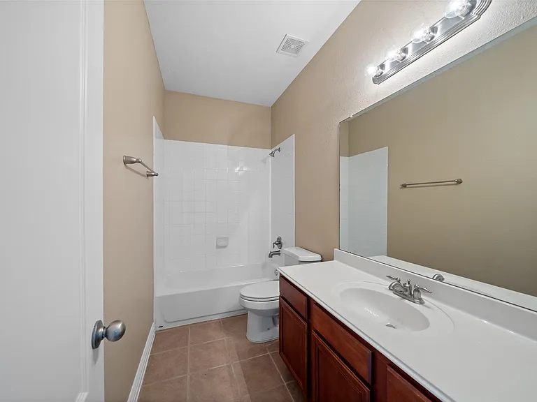23010 Prairie Lake Ct — Photo 34