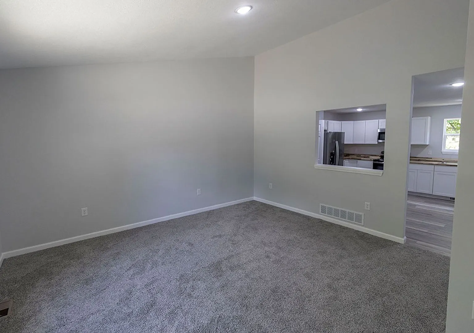 Large Duplex with Head-turning Style, Extraordinary Location. — Photo 2