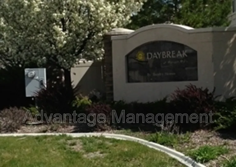 105 W Daybreak Ln — Photo 2