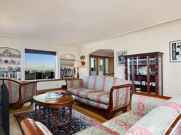 5th image of 2228 Eastmont Way W
