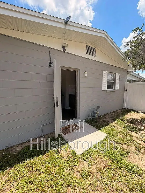4 bed, 2.0 bath, 1280 sqft, $2,200 — Photo 3