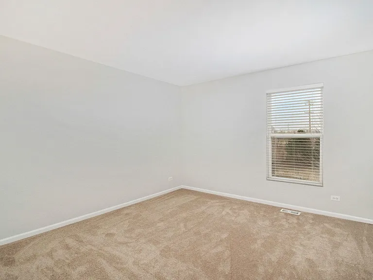 409 Metropolitan St — Photo 11