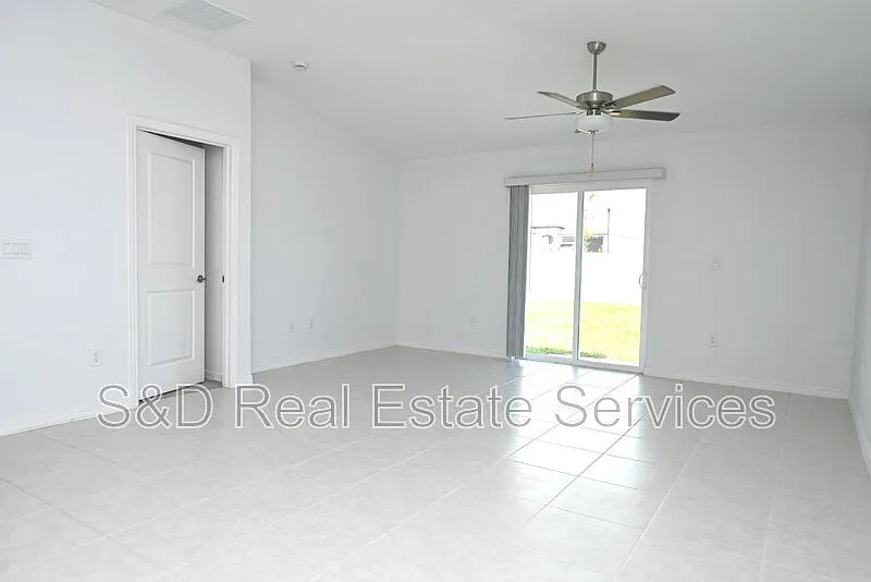 4 bed, 2.0 bath, 1815 sqft, $2,160 — Photo 3